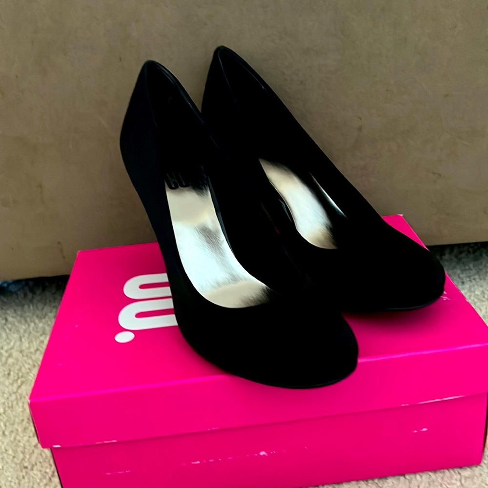 9&CO JJETOILE Black material pumps